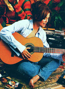 Lucia tocando la guitarra